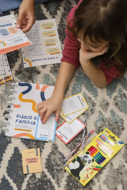 mãe e filha se abraçando ao ar livre