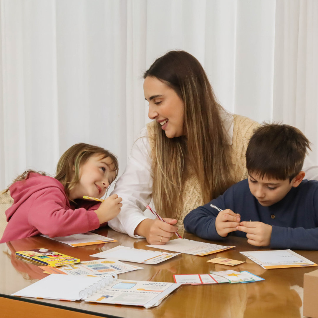 Momento CONTA — família preenchendo o diário